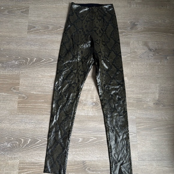 Commando Faux Leather Animal Legging in Moss Snake Small - Picture 2 of 13